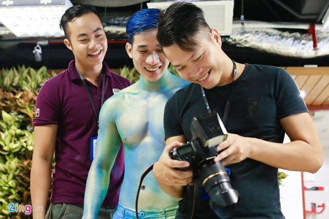 Trong lúc chờ đến giờ trình diễn, ê-kíp xem lại hình ảnh sau khi đã hoàn thiện để có điều chỉnh cho phù hợp. Trình Hải Đăng - trưởng nhóm Body Art chia sẻ, nhóm luôn kỹ lưỡng trong từng tác phẩm vì đó là sự tôn trọng chính mình cũng như tôn trọng người xem.
