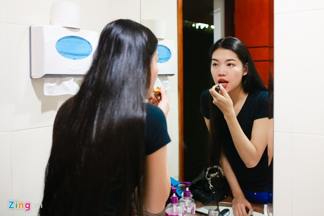 Lê Thị Ngọc Hương (sinh năm 1993) đã có nhiều năm gắn bó với nghề nhân tượng, cách kiếm tiền của nhiều nam thanh nữ tú Sài Gòn. Cô cho biết, cô từng làm người mẫu thời trang, PG nhưng qua bạn bè giới thiệu, thấy công việc này thú vị nên đã thử và cảm thấy yêu thích.