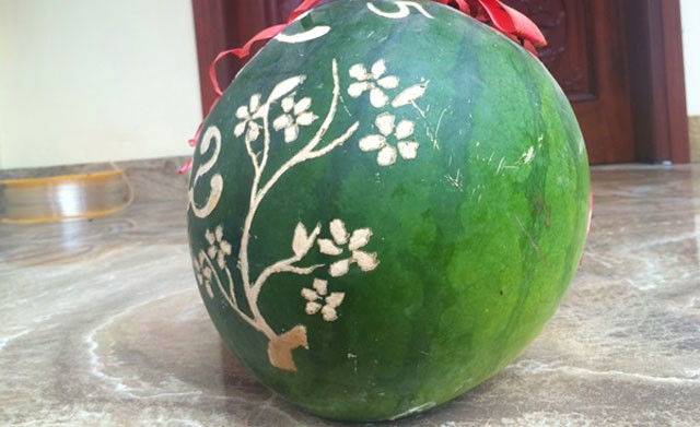 Mới nhất là quả dưa hấu được mua vào dịp Tết Nguyên đán 2015, trưng bày trên bàn thờ nửa năm nhưng không có hiện tượng bị hỏng. Ảnh: Gia đình Việt Nam