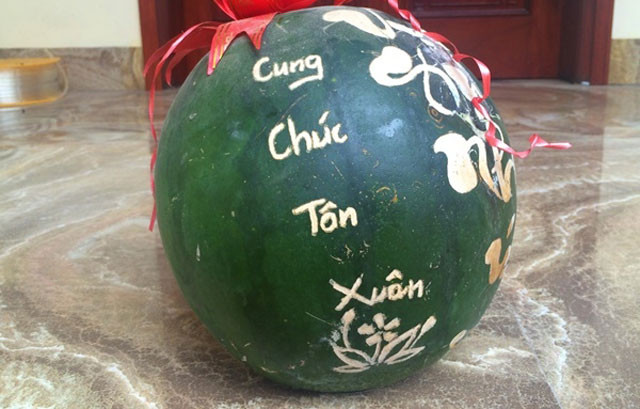 Quả dưa lạ này là của ông Đỗ Xuân Liêm (Minh Khai, Hoài Đức, Hà Nội). Ảnh: Gia đình Việt Nam