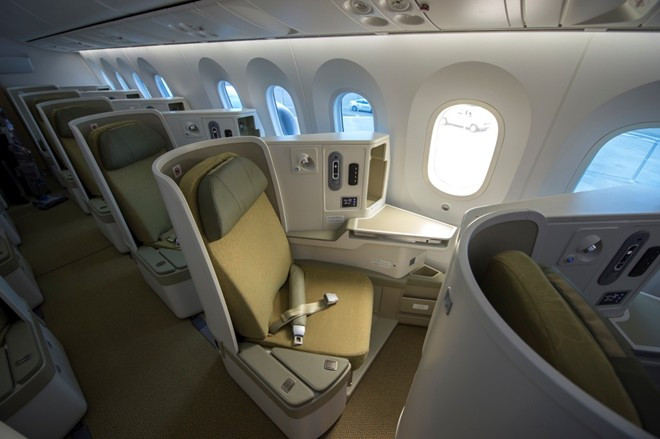 Cabin hạng thương gia sang trọng với hàng ghế chất lượng cao và có thể ngả phẳng 180 độ thành chiếc giường cá nhân thoải mái.