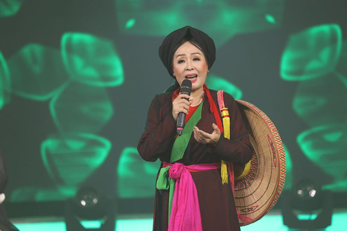 Theo Vietnamnet, nhớ lại những năm tháng sống xa nhau, nghệ sĩ Thu Hiền cho biết: "Thời chúng tôi, để có thể liên lạc với nhau chỉ có lá thư. Trong thư, đã là vợ chồng thì sao viết được cảnh yêu đương nữa, nhất là khi tôi hay hát những bài về con người, tình yêu quê hương, đất nước... Mọi tình cảm tôi không thể hiện bằng lời mà qua những ca khúc, những giai điệu mà tôi đã từng biểu diễn". Ảnh: Dân Việt.
