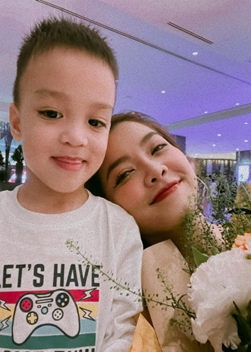“Bé Ủn là cái phôi cuối cùng. Khi thử que lên 2 vạch, vợ chồng tôi vừa mừng vừa lo. Sau đó, suốt trong thai kỳ, không lúc nào tôi không lo lắng", Thanh Ngọc cho hay.