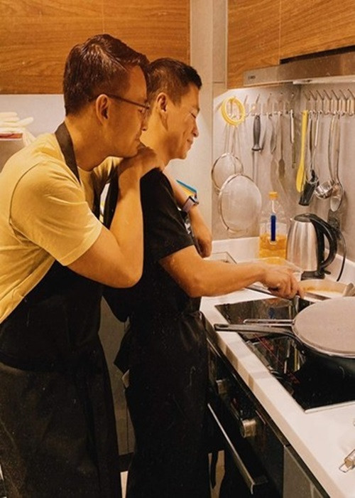 Cặp đôi cùng nhau vun đắp tổ ấm, chia sẻ những điều nhỏ nhặt nhất. Sơn Đoàn thích nấu ăn nên thường xuyên vào bếp. Thi thoảng, Adrian Anh Tuấn cũng phụ giúp người bạn đời công việc bếp núc.