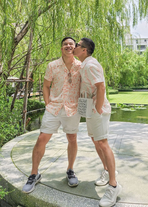 Để giữ lửa hôn nhân, Sơn Đoàn và Anh Tuấn chia sẻ trên Phụ nữ Việt Nam, cả hai luôn đối thoại rất thẳng thắn với nhau từ công việc đến tình cảm cá nhân.