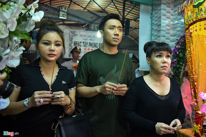 Nghệ sĩ Khánh Nam qua đời vào sáng ngày 28/9. Tối qua, Trấn Thành, Việt Hương và Lê Giang đau buồn đến viếng đàn anh. Ảnh: Zing