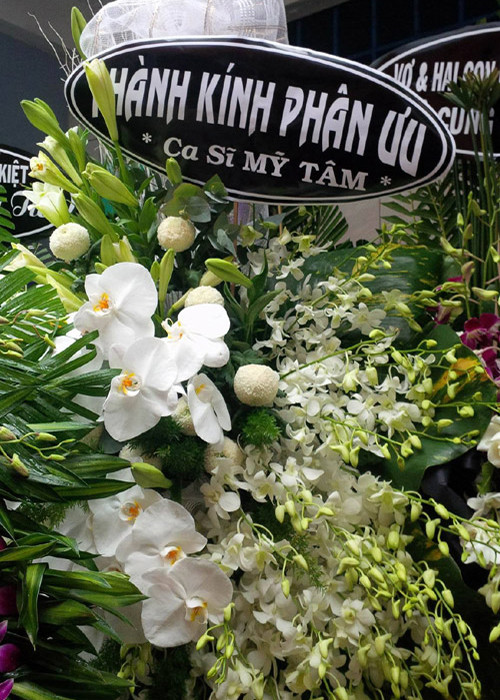Ca sĩ Mỹ Tâm gửi vòng hoa viếng. Theo cáo phó, lễ động quan nghệ sĩ Khánh Nam diễn ra vào ngày 2/10, an táng tại Bến Tre. Ảnh: Vietnamnet
