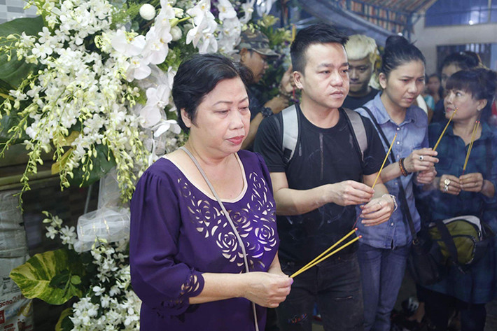 Nghệ sĩ Phi Phụng cũng có mặt tại tang lễ. Ảnh: Dân Việt