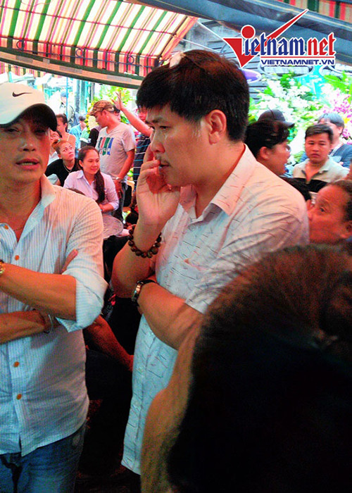 Phước Sang có mặt tại tang lễ nghệ sĩ Khánh Nam từ rất sớm. Ảnh: Vietnamnet