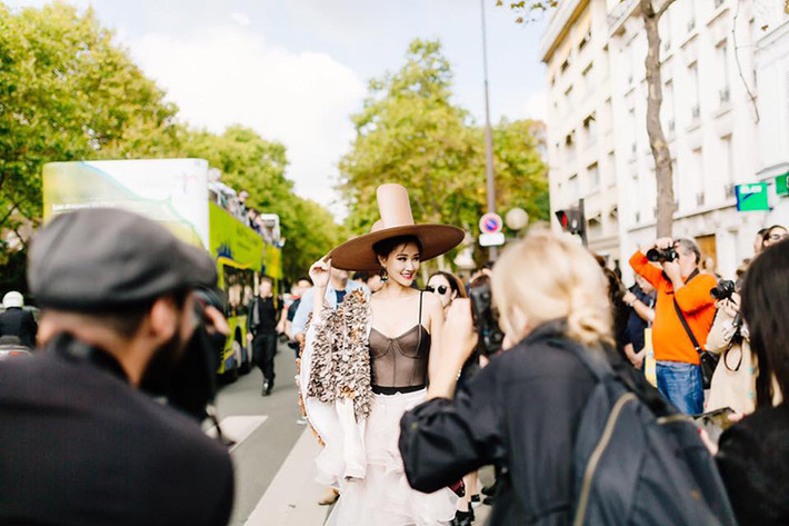 Maya khoe ảnh thu hút ống kính máy ảnh tại tuần lễ thời trang ở Paris.