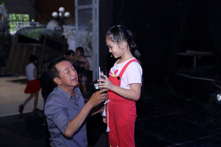 Dù không có mối quan hệ ruột rà máu mủ nhưng Khánh Nhi được nam nghệ sĩ hết lòng yêu thương, quan tâm và chăm sóc. Ảnh: Pháp luật plus
