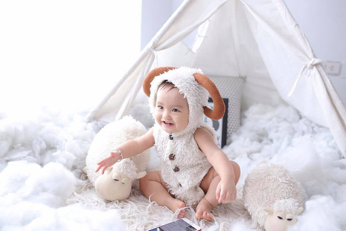 Con gái Hồng Quế rất hợp tác trong buổi chụp ảnh. Theo lời Hồng Quế, con gái thích nghi rất tốt với mọi môi trường.