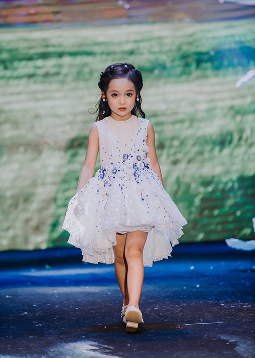 Hot girl nhí còn từng có kinh nghiệm sải bước trên sàn catwalk của không ít chương trình biểu diễn thời trang.