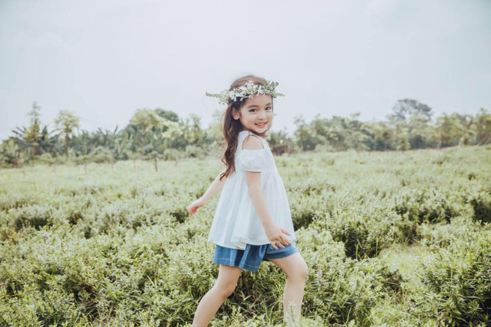 Diễn viên nhí phim “Ngược chiều nước mắt” có nhiều bộ ảnh đẹp long lanh được đăng tải trên mạng xã hội.