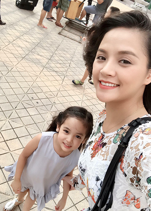 Trên phim trường, Chu Diệp Anh rất được yêu mến. Trong ảnh, hot girl nhí thân thiết với diễn viên Thu Quỳnh.