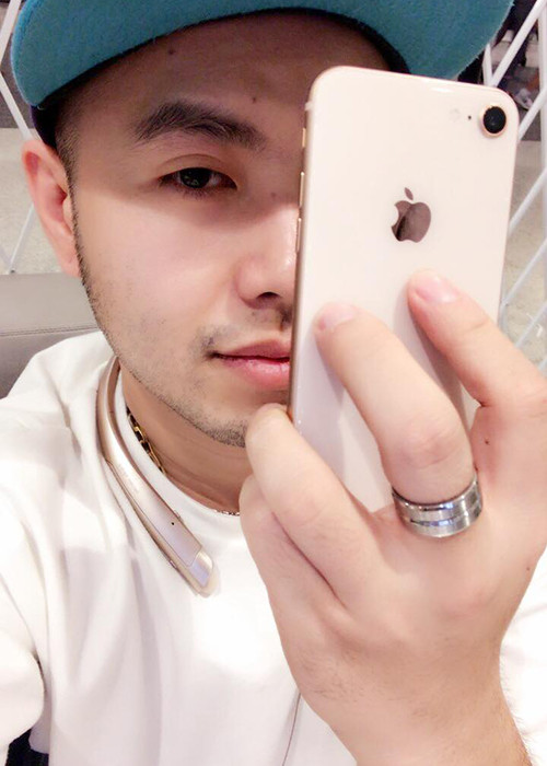 Ca sĩ Akira Phan khoe chiếc iPhone 8 vừa tậu đồng thời than thở bị mất 2 chiếc vali ở Mỹ.