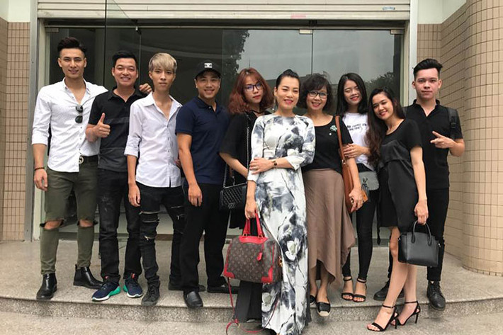 Mới đây, trên trang cá nhân, Hồng Nhung - vợ Xuân Bắc đăng tải hình ảnh tham dự buổi lễ trao bằng tốt nghiệp của các học trò tại trường Cao đẳng Nghệ thuật Hà Nội. Ảnh: FBNV