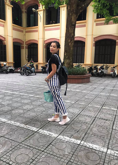 Vợ nam danh hài chia sẻ hình ảnh vui vẻ khi đến trường đồng thời viết: “Xin chào cả nhà... gầy nhưng tươi“. Ảnh: FBNV