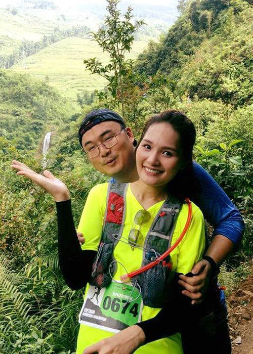 Vợ chồng Hoa hậu Hương Giang hào hứng tham gia một cuộc thi chạy bộ.