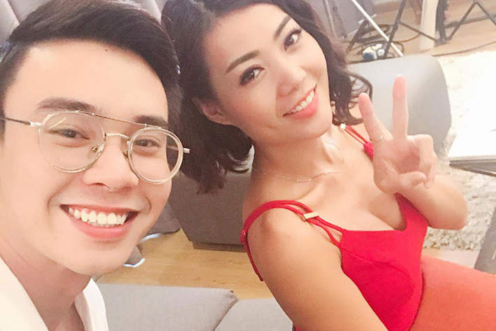 Đông Hùng chụp ảnh kỷ niệm với diễn viên Thanh Hương “Người phán xử” ở hậu trường một buổi ghi hình.