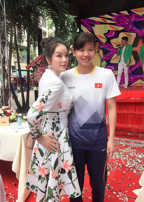 Sao Việt Lý Nhã Kỳ nhắn nhủ Ánh Viên: “Lần đầu gặp em, chị đã bị em thu hút và em chiếm mọi cảm tình của chị bởi sự trong sáng, hồn nhiên của em. Em sẽ còn thành công hơn nữa. Hãy giữ mãi sự hồn nhiên trong sáng trong tâm hồn em nhé”.