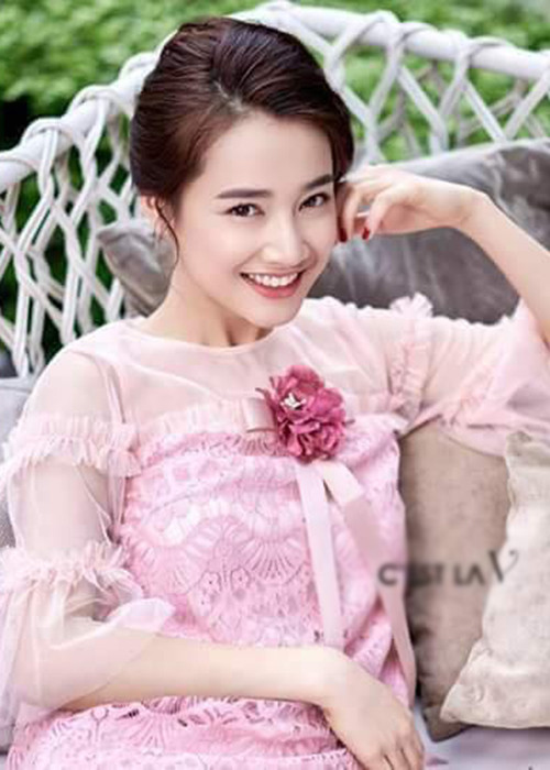 Nhã Phương viết trên trang cá nhân: “Đừng bao giờ tiết kiệm nụ cười ngay cả khi bạn buồn, vì không bao giờ bạn biết được có thể có ai đó sẽ yêu bạn vì nụ cười đó”.