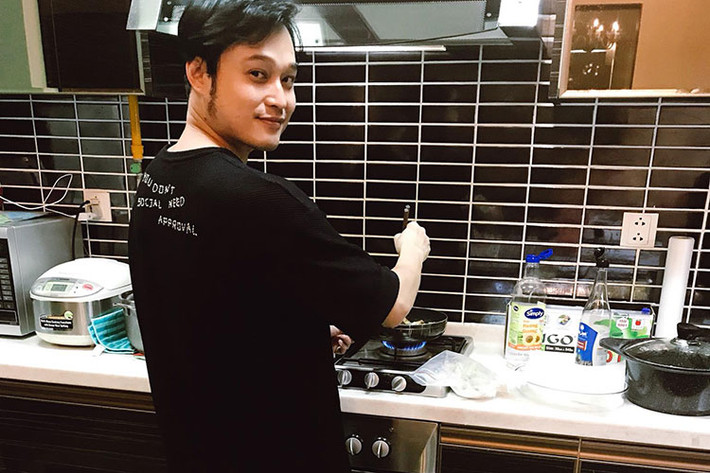 Quang Vinh trổ tài nấu ăn là một trong những tin tức sao Việt trong ngày 28/9.