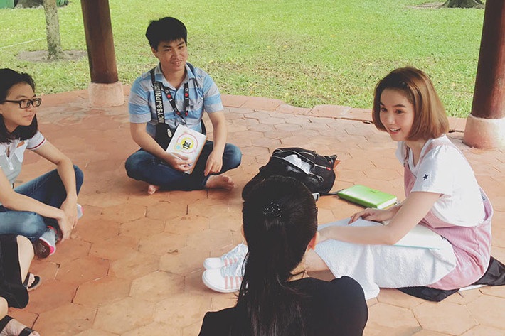 Hot Face sao Việt 24h: Ngọc Trinh khoe ra công viên học giao tiếp tiếng Anh cùng các bạn trẻ.