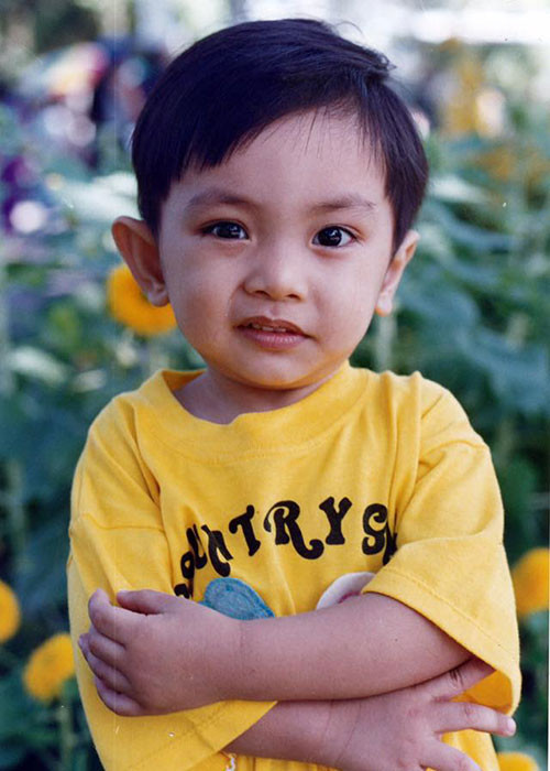 Phan Hiển khoe loạt ảnh hồi nhỏ. Nhiều người nhận xét anh và con trai hồi nhỏ rất giống nhau.