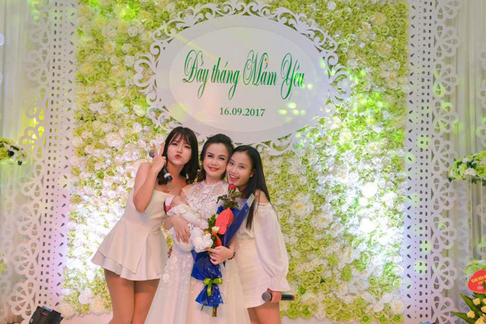 Diễn viên Hoàng Yến khoe ảnh bên 3 cô con gái. “Đẻ con gái thế này thì tôi đẻ cả đời. Nên là có đẻ nữa cũng chỉ mê con gái thôi”, nữ diễn viên chia sẻ.