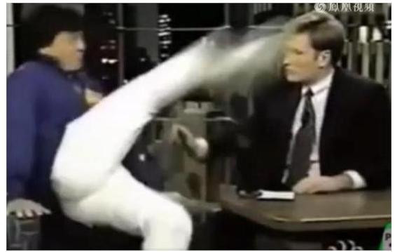 Là một ngôi sao kungfu, Thành Long chẳng phải hạng dễ bị bắt nạt. Bàn tay của vị MC chỉ sắp chạm mặt, Thành Long ngay lập tức đã tung chân phản đòn khiến tất cả mọi người ngỡ ngàng. Biết không nên đùa với lửa, nam MC sau đó ngồi “ngoan như cún” cho tới cuối chương trình.