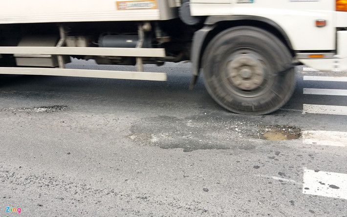 Cách trung tâm hành chính huyện Vĩnh Lợi vào trăm mét, mặt đường gần cửa hàng xăng dầu thuộc ấp Xẻo Chích, thị trấn Châu Hưng (huyện Vĩnh Lợi, Bạc Liêu) cũng xuất hiện ổ gà. Nhân viên trạm xăng cho biết đã có nhiều vụ tai nạn giao thông xảy ra tại khu vực này do người chạy xe máy bị sụp ổ gà.