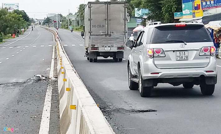 Hai làn đường tại cầu Xã Bảo gần trạm thu phí của BOT Bạc Liêu xuất hiện ổ gà. Chị Huỳnh Bích Thủy ở ấp Trà Ban 2, xã Châu Hưng A, huyện Vĩnh Lợi (Bạc Liêu) nói: "Nhiều ổ gà xuất hiện nên mấy tháng nay có 5-6 vụ té xe máy vào ban đêm tại nơi đây. Gia đình tôi đã dùng trên 5 bao đá lấp ổ gà nhưng không ăn thua gì".