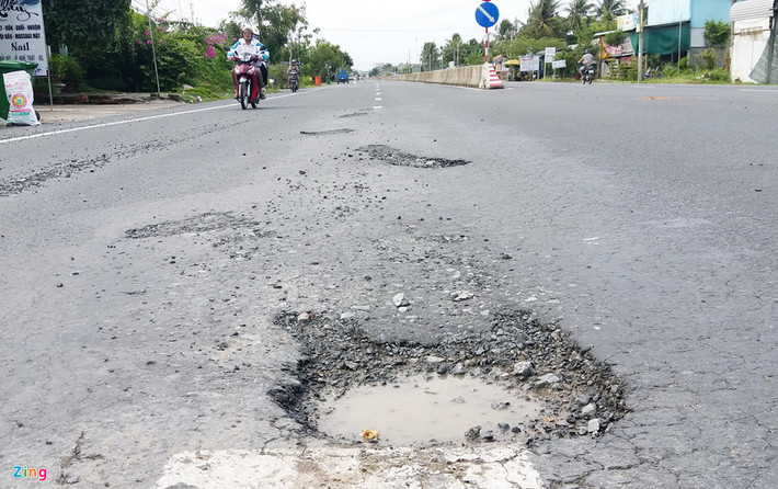 Dự án này do Công ty TNHH BOT Quốc lộ 1 Bạc Liêu (BOT Bạc Liêu) làm chủ đầu tư, dài 9,03 km đến cửa ngõ TP Bạc Liêu. Theo quyết định phê duyệt ngày 5/12/2014, tổng mức đầu tư cho dự án là 633,2 tỷ đồng, dự kiến thu phí hoàn vốn 14 năm 9 tháng. Trạm thu phí của dự án này chính thức hoạt động từ 0h ngày 30/12/2016. Hiện, mặt đường gần cầu Nàng Rền đã xuất hiện ổ gà khá to, gây nguy hiểm cho người tham gia giao thông, nhất là xe máy.