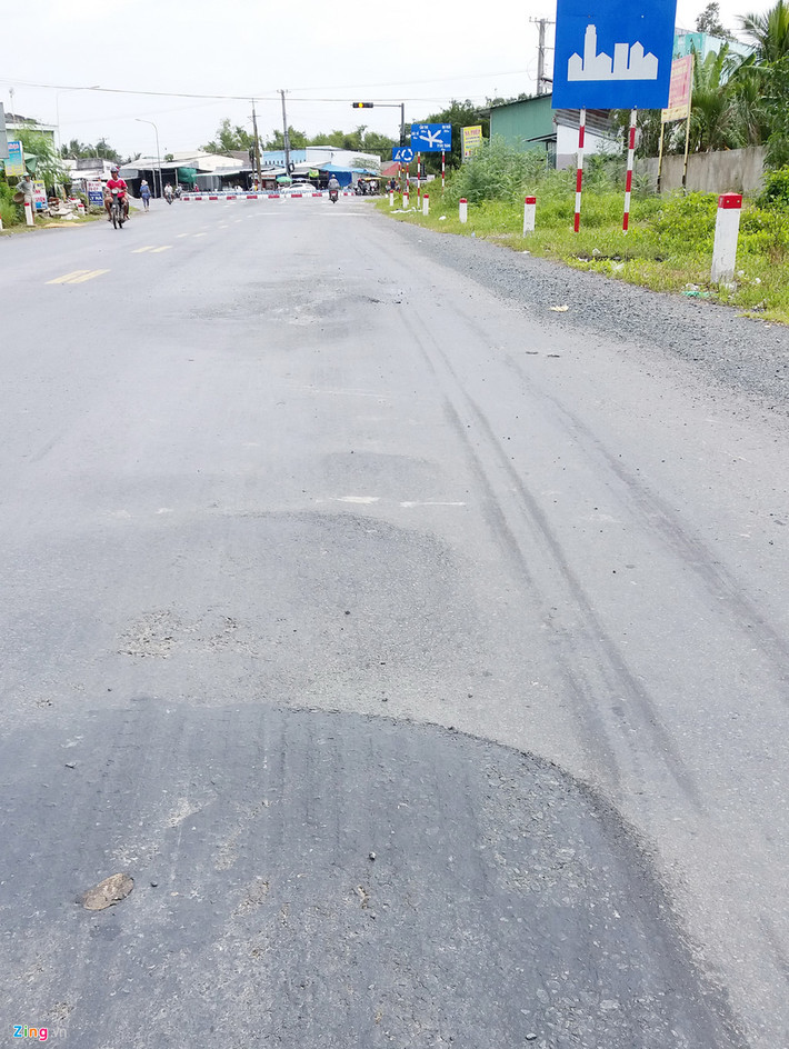Mặt đường xuất hiện "sống trâu", hằn vết lún bánh xe.