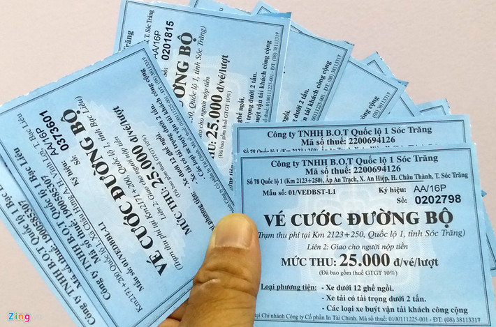 Hiện, giá vé thấp nhất tại BOT Sóc Trăng và BOT Bạc Liêu là 25.000 đồng, dành cho xe dưới 12 chỗ, xe tải dưới 2 tấn và các loại xe buýt. Giá cao nhất ở đây là 140.000 đồng/lượt đối với xe tải trên 18 tấn và xe chở hàng bằng container 40 feet. Ông Nguyễn Văn Phương, Chủ tịch HĐQT hai doanh nghiệp là BOT Bạc Liêu và BOT Sóc Trăng, cho biết đơn vị đã đầu tư gần 1.800 tỷ đồng cho hai dự án. Nguyên nhân một số nơi mặt đường bị hư hỏng do lúc thi công gặp mưa nên hiện nay nhựa bong tróc và đơn vị đang chờ ngày nào có nắng để sửa chữa gấp.