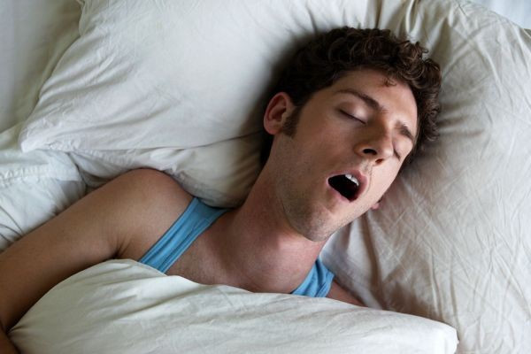 Ngủ ngáy: Thói quen ngủ đêm gây phiền nhiễu này có thể là dấu hiệu của chứng ngưng thở khi ngủ, có liên quan đến huyết áp cao, loạn nhịp tim, đột quỵ và suy tim. Bạn nên đi khám tại chuyên khoa tai mũi họng hoặc tim mạch để hỏi ý kiến bác sĩ và kiểm tra chứng ngưng thở khi ngủ để có biện pháp điều trị giúp bạn nghỉ ngơi tốt hơn.