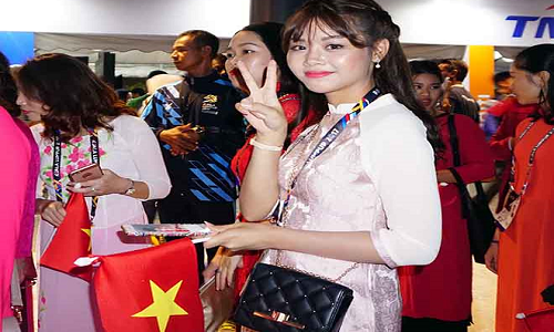 Cán bộ đoàn trẻ trung, xinh đẹp Đặng Thanh Thư mang đến sự hứng khởi cho các VĐV bước vào cuộc tranh tài.