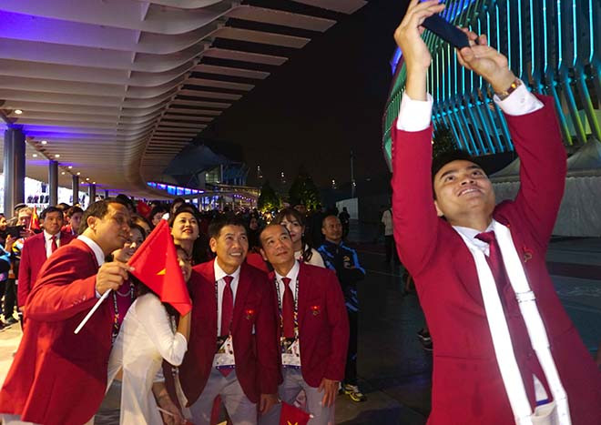 VĐV đấu kiếm Vũ Thành An, người cầm cờ cho đoàn thể thao Việt Nam “tự sướng” cùng các thành viên khác.