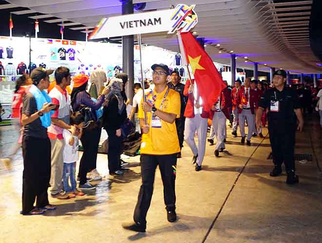 Xuất hiện cuối cùng (theo thứ tự A, B, C…) đoàn thể thao Việt Nam do VĐV đấu kiếm Vũ Thành An cầm cờ, tiến vào lễ khai mạc SEA Games 29 với những nụ cười rạng.