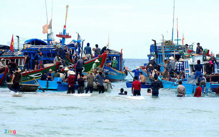 Vùng biển Bình Châu (huyện Bình Sơn), nơi ngư dân cùng cơ quan chức năng phát hiện nhiều tàu chở cổ vật chìm dưới đáy. Liên tục những năm 2012-2013, hàng trăm ngư dân làng chài Bình Châu đưa tàu, máy hút cát đổ xô ra biển trục vớt cổ vật trái phép. Ông Ngô Khối (ngụ xã Bình Châu) nhớ lại hơn 20 năm trước, trong lúc lặn hải sản, nhiều ngư dân lần đầu tiên phát hiện con tàu gỗ chứa nhiều cổ vật chìm dưới nước ở khu vực Hòn Nhàn cách bờ khoảng 150 m. Sau đó, họ lần lượt phát hiện tiếp tàu cổ chìm dưới rạn san hô ở Hòn Khô, đều ở vùng biển Bình Châu cách bờ khoảng 10 m.