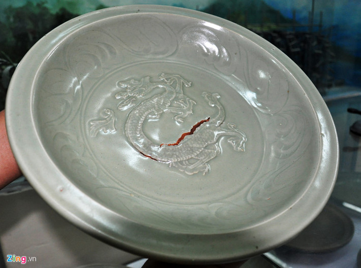 Loại đĩa men ngọc màu xanh da táo trang trí nổi hình rồng mang đặc trưng nghệ thuật thế kỷ 13, độc bản quý hiếm phát hiện trên tàu 700 tuổi.