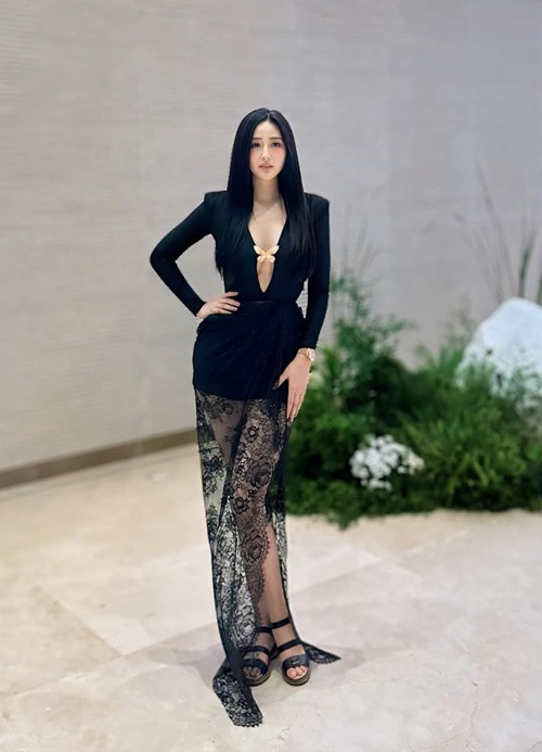 Đến dự đám cưới của Midu, Hoa hậu Mai Phương Thúy diện chiếc váy dài xuyên thấu và đi dép sandals. Không ít người chê nàng hậu mặc xuề xòa. Ảnh: FBNV.