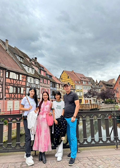 Vợ chồng Bình Minh vừa đặt chân đến Pháp.