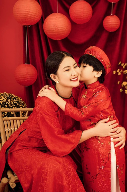 "Khi mà ở bên ba thì mẹ luôn đúng, khi ở bên mẹ thì ba luôn đúng. Đó là thỏa thuận lớn nhất, bất di bất dịch mà tôi với chồng cũ phải theo", nữ diễn viên chia sẻ về thoả thuận giữa cô và Thanh Bình.