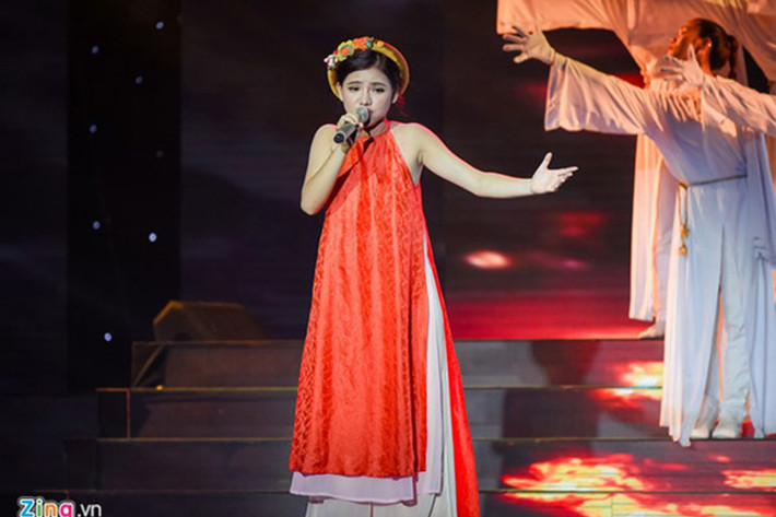 Ở liveshow 3, thí sinh nhỏ tuổi nhất cuộc thi tiếp tục thử sức dòng nhạc dân ca đương đại với ca khúc “Trên đỉnh Phù Vân”. Thanh Lam cho rằng Minh Như đã thăng hoa trong từng nốt nhạc. (Ảnh: Zing)