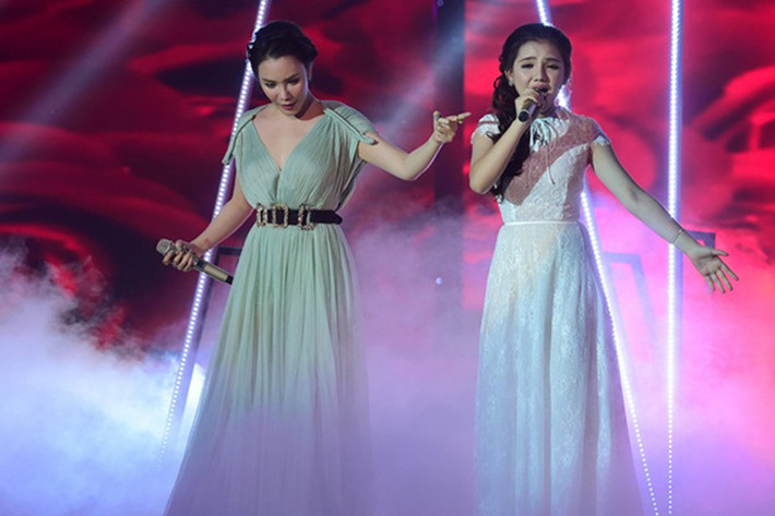 Cô bé An Giang nhỏ tuổi này còn cùng với huấn luyện viên của mình là Hồ Quỳnh Hương hòa giọng qua hai ca khúc gắn liền với tên tuổi của nữ giám khảo The X-Factor 2016 mang tên “Có nhau trọn đời” và “Anh”.