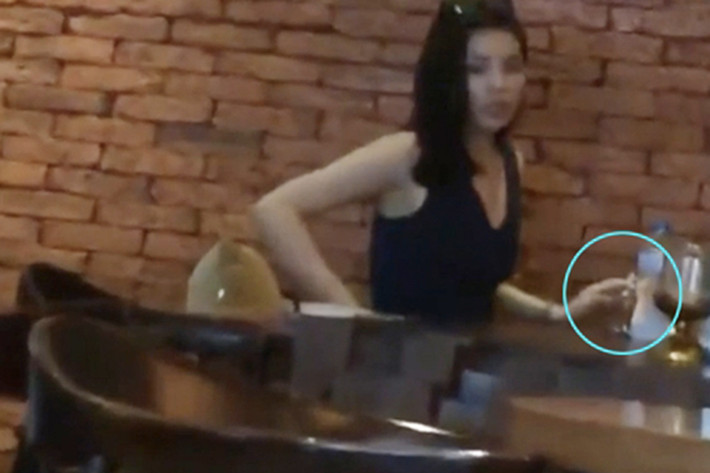 Còn nhớ, sau khi lộ clip hút thuốc lá nơi công cộng, Hoa hậu Kỳ Duyên đã lên tiếng xin lỗi. Tuy nhiên, lời chia sẻ của cô không nhận được sự cảm thông của dư luận. Không những vậy, Kỳ Duyên còn bị nhiều fans - những người từng bảo vệ cô khi dính loạt lùm xùm trước đó, quay lưng.
