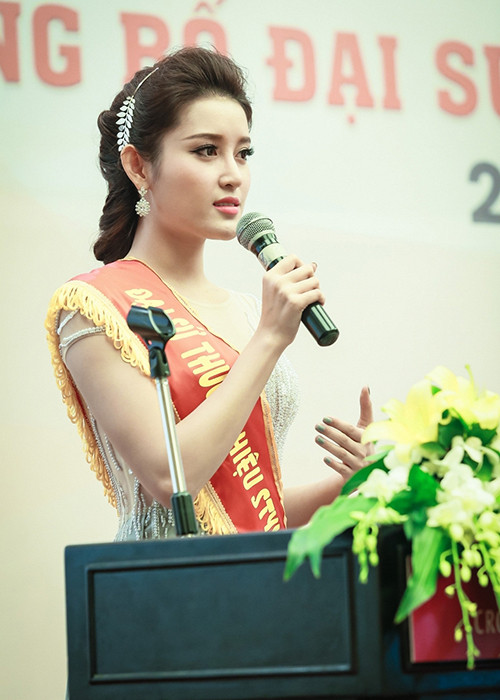 Những scandal của Kỳ Duyên xảy ra gần đây cũng ảnh hưởng không nhỏ đến các hợp đồng quảng cáo của cô. Cụ thể, cô đã bị Á hậu Huyền My thay thế vị trí đại sứ thương hiệu của một kênh truyền hình. Trước đó, Kỳ Duyên là đại sứ nhiệm kỳ đầu tiên của kênh này. (Ảnh: VTC)