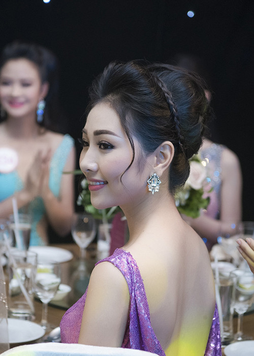 Dù trải qua nhiều giờ tập luyện dàn ráp đội hình áp lực trong những ngày vừa qua nhưng, tại buổi tiệc, các thí sinh luôn nở nụ cười tươi tắn.
